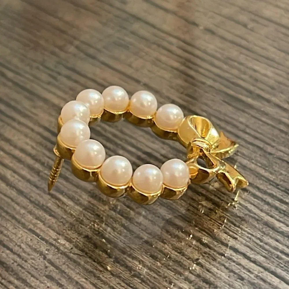 Vintage 1999 AVON Pearlesque Wreath Pin with Goldtone Bow